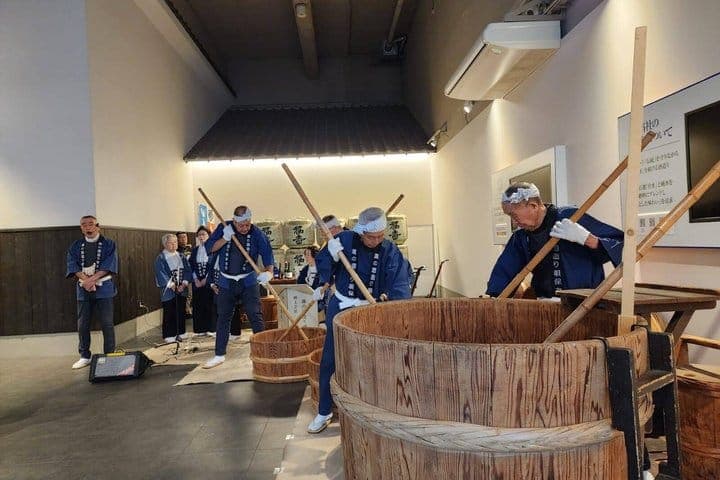 Индивидуальный гастротур с саке: рынок Куромон, пивоварня Нада и порт Кобе